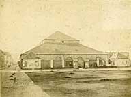 Vue de l'ancienne halle au blé prise du nord, avant 1880.- Photographie ancienne. (Bibliothèque municipale, Cherbourg-Octeville. CHBG 612).