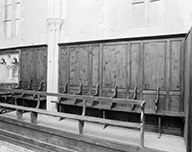 ensemble d'un lambris de demi-revêtement et d'un banc de choeur