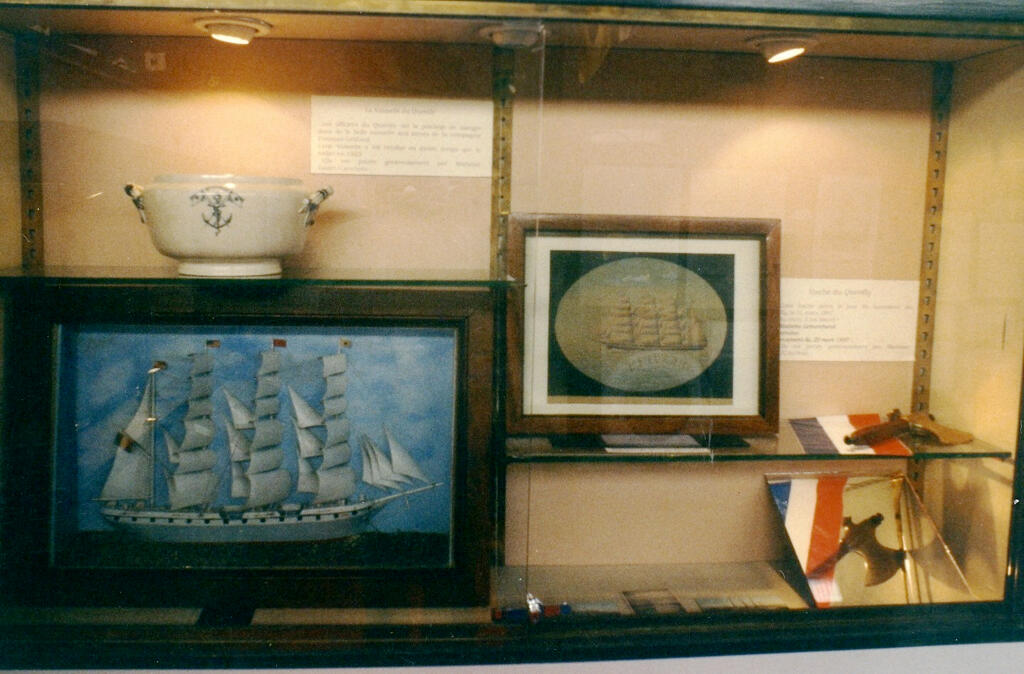 ensemble d'objets en relation avec le voilier QUEVILLY