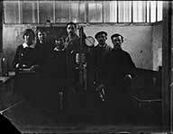 Ouvriers posant dans l'un des ateliers.- Photographie ancienne, plaque de verre, [1915-1918]. (Collection particulière Jean-Claude Verrier, Pont-d'Ouilly).
