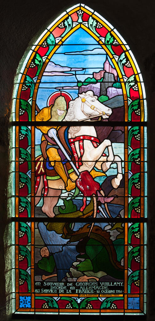 Verrière hagiographique et commémorative : Saint Georges terrassant le dragon ; à la mémoire de Georges Vuillamy