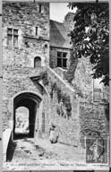 41 - Bricquebec (Manche). Entrée du château.- Carte postale, s.d., début 20e siècle. (Collection particulière).