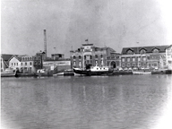 Vue des ateliers de réparation navale.- Photographie ancienne, vers 1930. (Bibliothèque municipale, Cherbourg-Octeville. chbg 801, quai de l'entrepot).