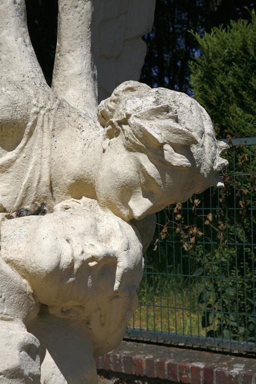 monument aux morts de la guerre de 1914-1918 : La Victoire enlaçant et baisant au front le soldat qui meurt pour la France