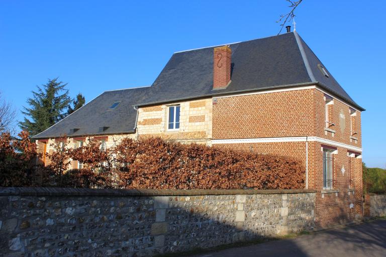 presbytère, puis auberge, puis école de garçons, puis école de filles et bureau de poste, actuellement maison et cabinet de kinésithérapeute