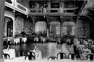 Rez-de-chaussée, la salle des fêtes [2ème casino dit le Casino Municipal].- Carte postale, n.s., n.d., entre 1931 et 1940, n. et b., 17,7 x 8,8 cm. (AC Ouistreham).