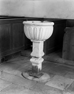 ensemble des fonts baptismaux (cuve baptismale à infusion) et d'un bénitier de milieu