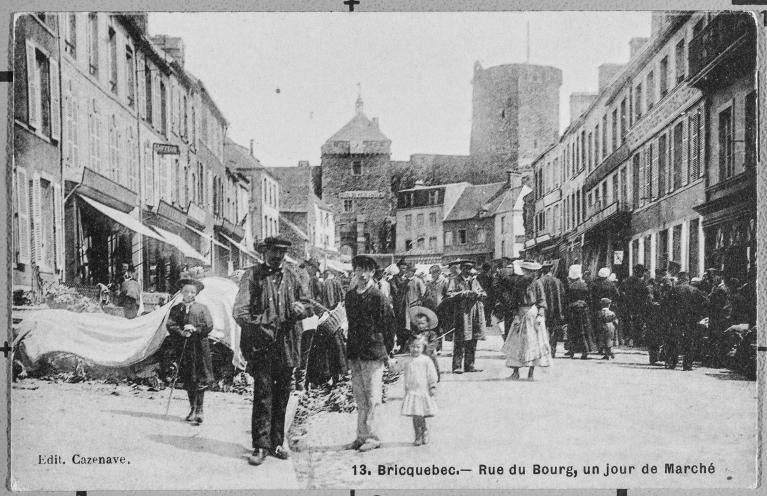 13. Bricquebec. - Rue du Bourg, un jour de Marché. Vue de la place Le Marois depuis la rue de la République.- Carte postale, éd. Cazenave, s.d., début 20e siècle (AD Manche).