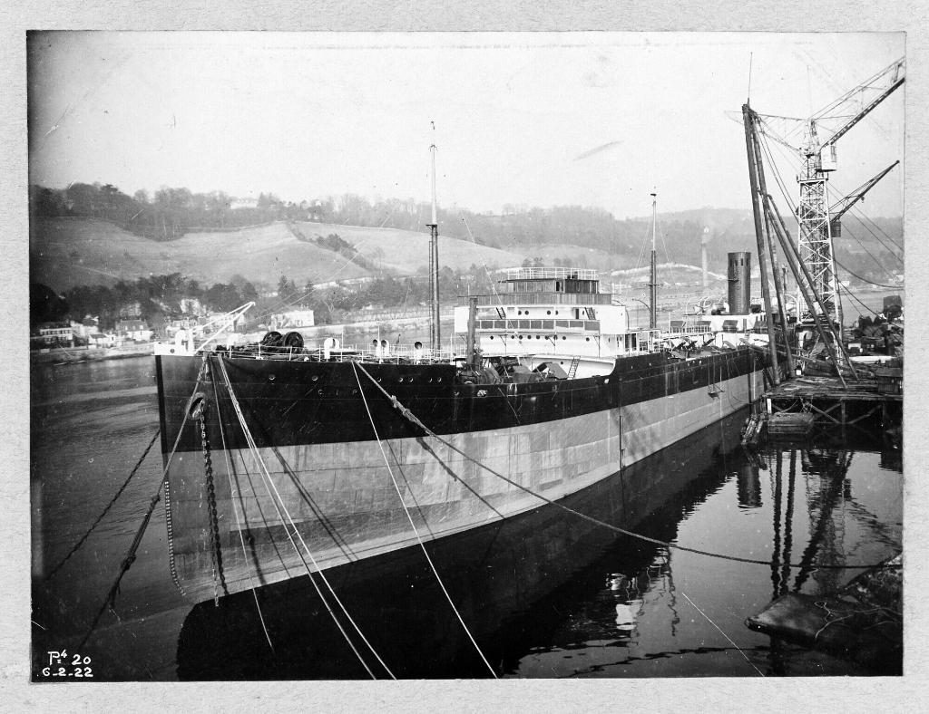 bateau citerne : cargo (transport d'essence légère long cours) dit C.I.P.