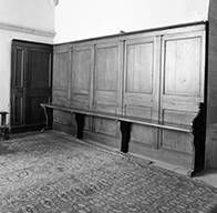 ensemble d'un lambris de demi-revêtement et d'un banc de fidèles (banc d'église)