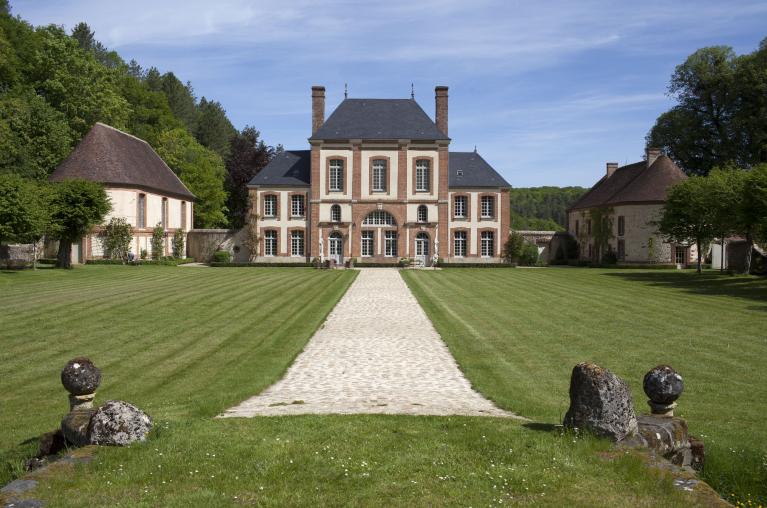 Vue méridionale de la porterie et des bâtiments adjacents depuis le ponceau.