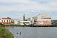 Vue d'ensemble de l'usine depuis la berge nord du bassin Carnot.