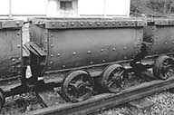 ensemble de 5 matériels de transport ferroviaire à minerai dit Berlines 550 litres