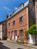 Les maisons et annexes en brique de Villequier