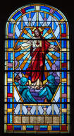 Ensemble de deux verrières figurées hagiographiques et commémoratives de la guerre de 1914-1918  : Apparition du Sacré-Cœur à des soldats et Piéta accueillant dans ses bras un soldat (baies 1 et 2)