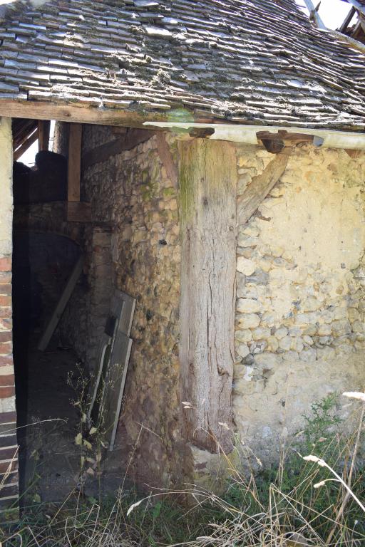 Logis de ferme, lieu-dit du Haut Marchais : exemple de structure porteuse en poteaux de bois avec remplissage en maçonnerie.