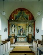 ensemble du maître-autel : autel tombeau, retable architecturé à niche et à ailes, tabernacle