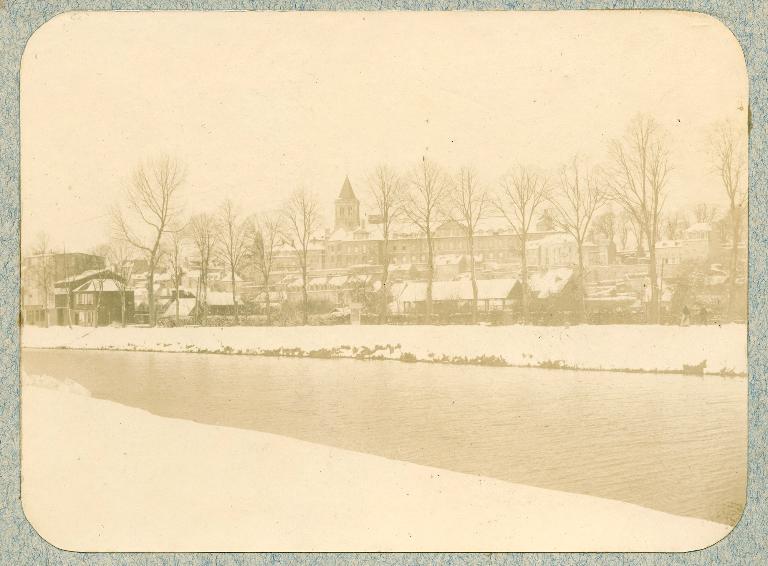 Vue de l'abbaye depuis le canal.- Photographie ancienne, épreuve sur papier, 2e moitié 19e siècle. (Archives diocésaines de Bayeux-Lisieux).