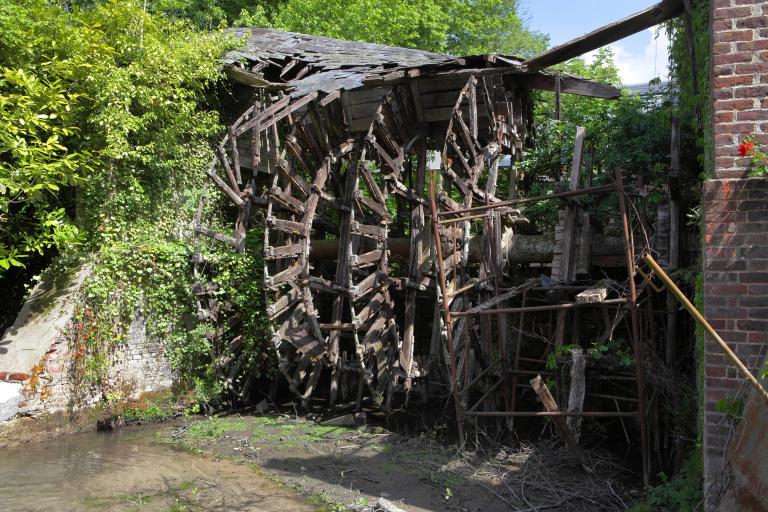 La roue hydraulique du moulin du Chapitre réutilisée par l'usine de jouets Euréka de Douville-sur-Andelle était par ses dimensions (6 m de largeur et 4 m de diamètre) et sa force de 120 000 kWh, l'une des plus puissantes du territoire.