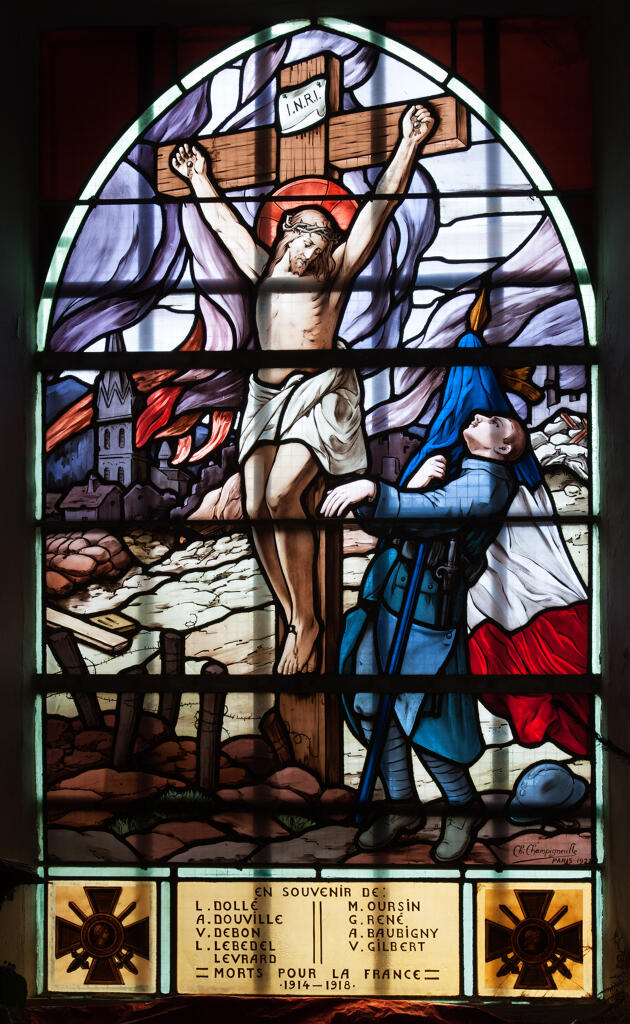 Verrière historiée et commémorative de la guerre de 1914-1918 : Apparition du Christ en Croix à un soldat mourant (baie de la chapelle du transept nord)