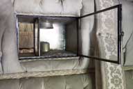 Vue intérieure, détail : lanterne éclairant l'intérieur, vitre de séparation avec habitacle ouverte.