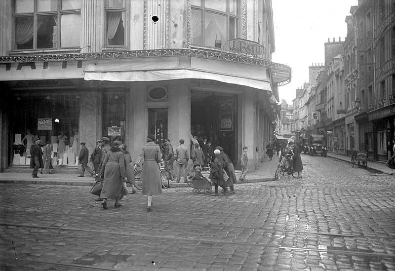 Magasin Ratti, façade angle de la rue Gambetta et de la rue des Portes.- Photographie ancienne, vers 1930. (AD Manche. Série FI).