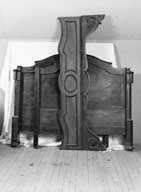ensemble d'un lit de travers, d'une table de nuit chiffonnière et d'une armoire à glace style Napoléon III