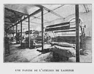 Une partie de l'atelier de lainerie.- Photographie ancienne, tirée de : L'Illustration Economique et Financière, 1925.