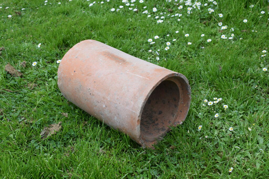 Drain en terre cuite frappé de l'inscription « BARVILLE LONGNY (Orne) », conservé à la Bouteillère.