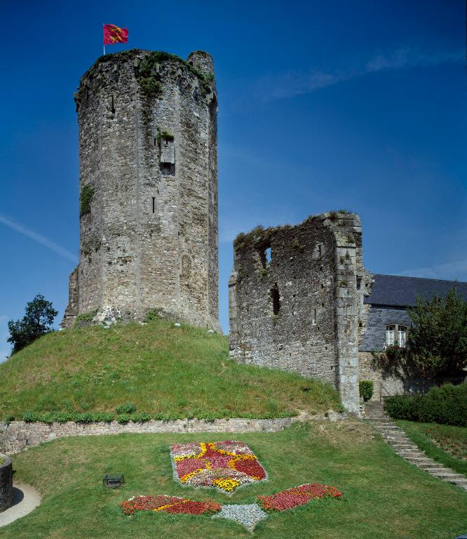 château fort dit Le Vieux Château, actuellement restaurant, hôtel de voyageurs