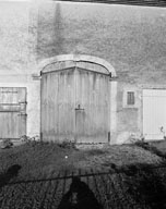 Détail d'architecture : porte de charretterie, datée 1892.