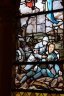 verrière historiée et commémorative de la guerre de 1914-1918 : Apparition du Sacré-Cœur et de la Vierge à un soldat soutenu par un aumônier (baie 5)
