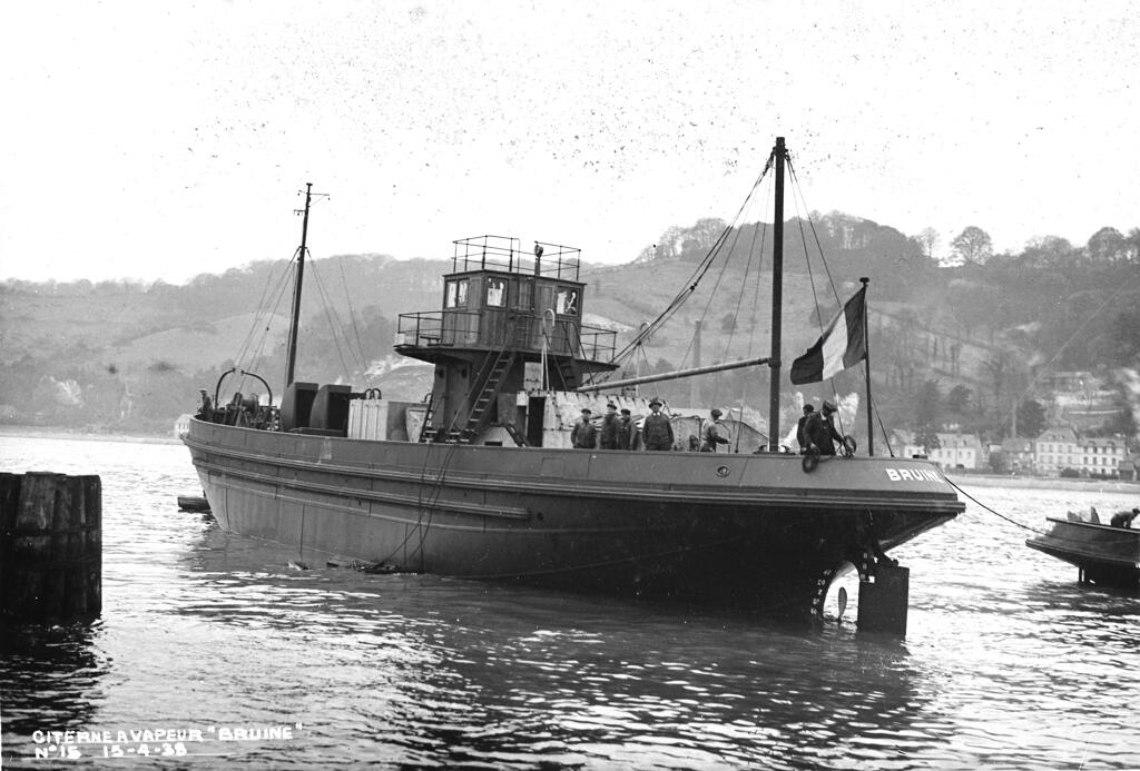 bateau citerne : citerne automotrice dite BRUINE (ravitaillement)