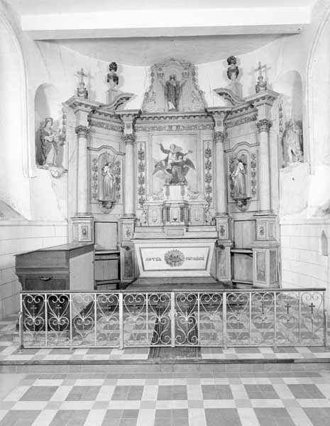 autel tombeau, retable architecturé à niche et à ailes, tableau du maître-autel