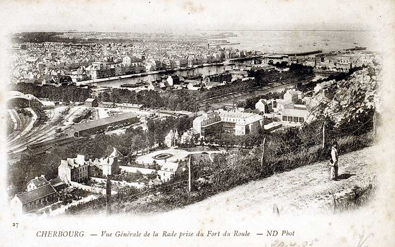 27 - CHERBOURG - Vue générale de la Rade prise du Fort du Roule.- Carte postale, ND Phot. (AD Manche. Série FI).