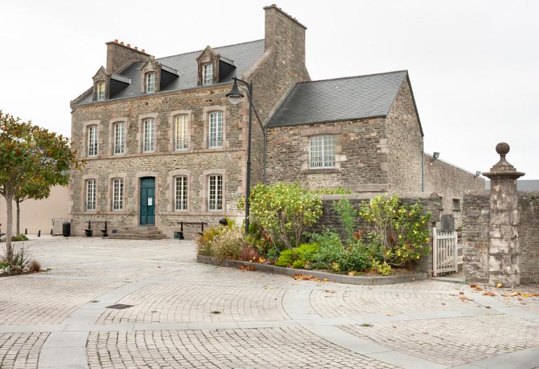 presbytère de l'église Saint-Martin puis mairie actuellement établissement administratif dit espace Georges Brassens