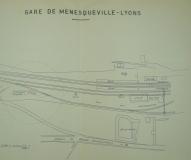 Plan masse de la gare de Menesqueville-Lyons (avec le projet d’établissement d’une citerne à goudron) et de la briqueterie attenante, 7 mars 1936 (AD. Eure. 5 M 216).