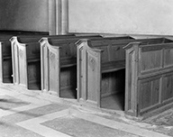 ensemble de 34 bancs de fidèles (bancs d'église)