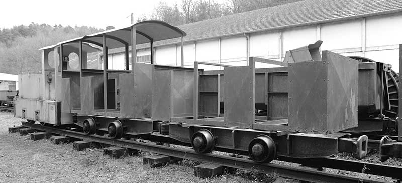 ensemble de 4 machines à convoyer en continu : locomotives électriques sur rail dites les Mulets