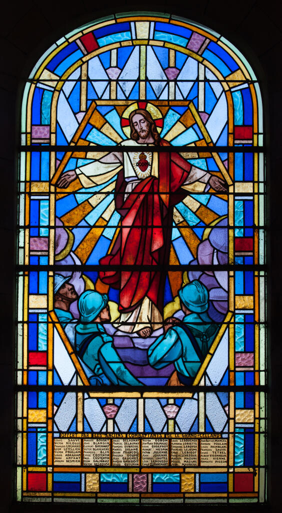 Ensemble de deux verrières figurées hagiographiques et commémoratives de la guerre de 1914-1918  : Apparition du Sacré-Cœur à des soldats et Piéta accueillant dans ses bras un soldat (baies 1 et 2)