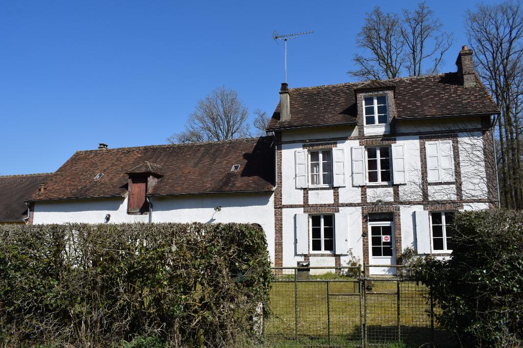 Les Petites Loges : mise en œuvre de la brique (chaînages d'angles, encadrement des baies, bandeaux et souches de cheminée) sur une maison à étage (vers 1900).