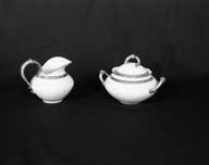 ensemble d'un pot à lait de déjeuner et d'un sucrier d'un service à café