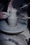 Atelier de poterie : vue intérieure, fabrication d'un pot.