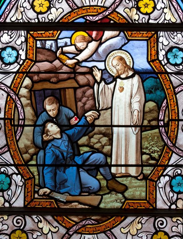 ensemble de 2 verrières historiées et commémoratives de la guerre de 1914-1918 : Apparition du Sacré-Cœur de Jésus à un soldat, Soldat au pied du Christ en croix (baies 3 et 4)