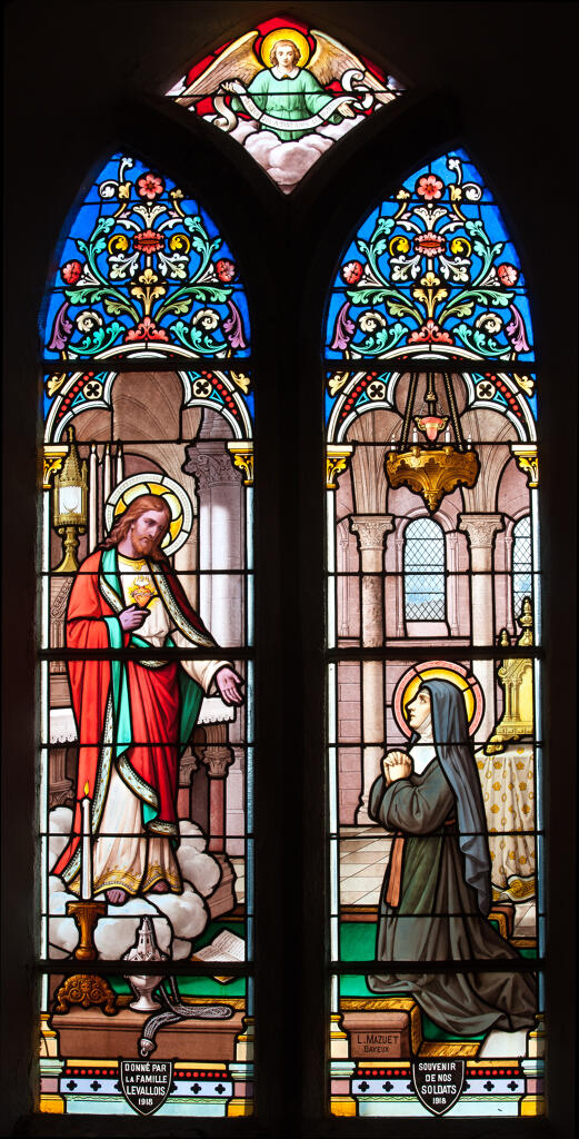 Ensemble de 2 verrières historiées et commémoratives de la guerre de 1914-1918 : Apparition du Sacré-Cœur à sainte Marguerite-Marie Alacoque et Mort de saint Joseph 