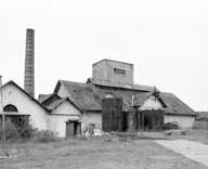 Ateliers dépendant de la distillerie : chaufferie et atelier de distillation. Vue prise du nord-est.