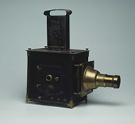 ensemble d'un appareil de projection et 70 plaques de projection dit lanterne magique