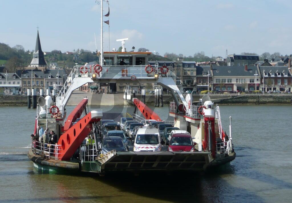 bateau transbordeur sans cabine : bac amphidrome (franchissement de la Seine entre Duclair (76) et Berville sur Seine (76) pour passagers, transport de voitures et camions) dit BAC DE DUCLAIR