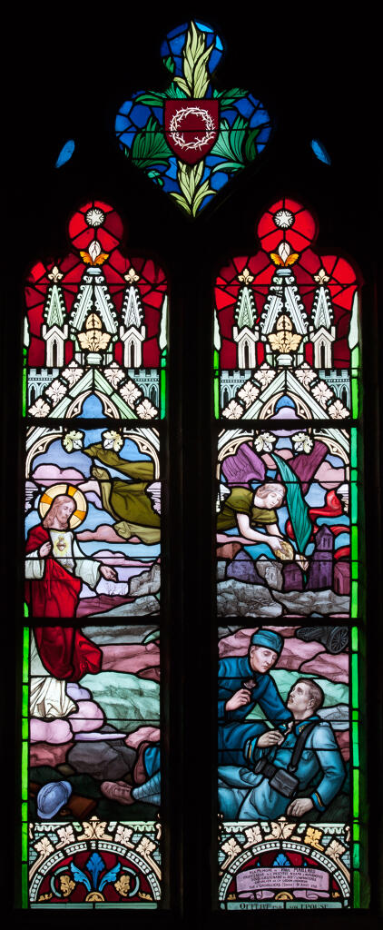 Verrière historiée et commémorative de la guerre de 1914-1918 : Apparition du Sacré-Coeur à un soldat soutenu par un aumônier (baie 7)