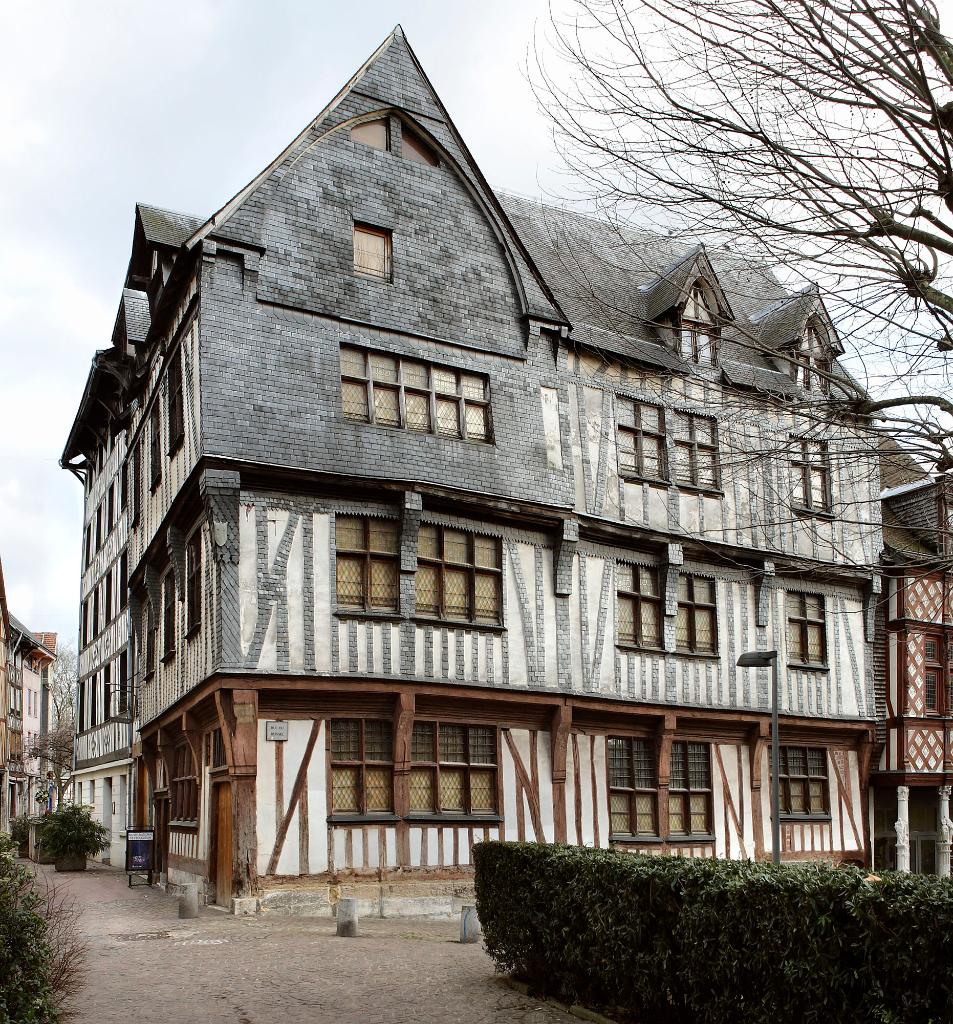 Maison - atelier de maître drapier puis de teinturier dite maison des Quatre Fils Aymon puis maison des Mariages, actuellement Musée national de l'Education